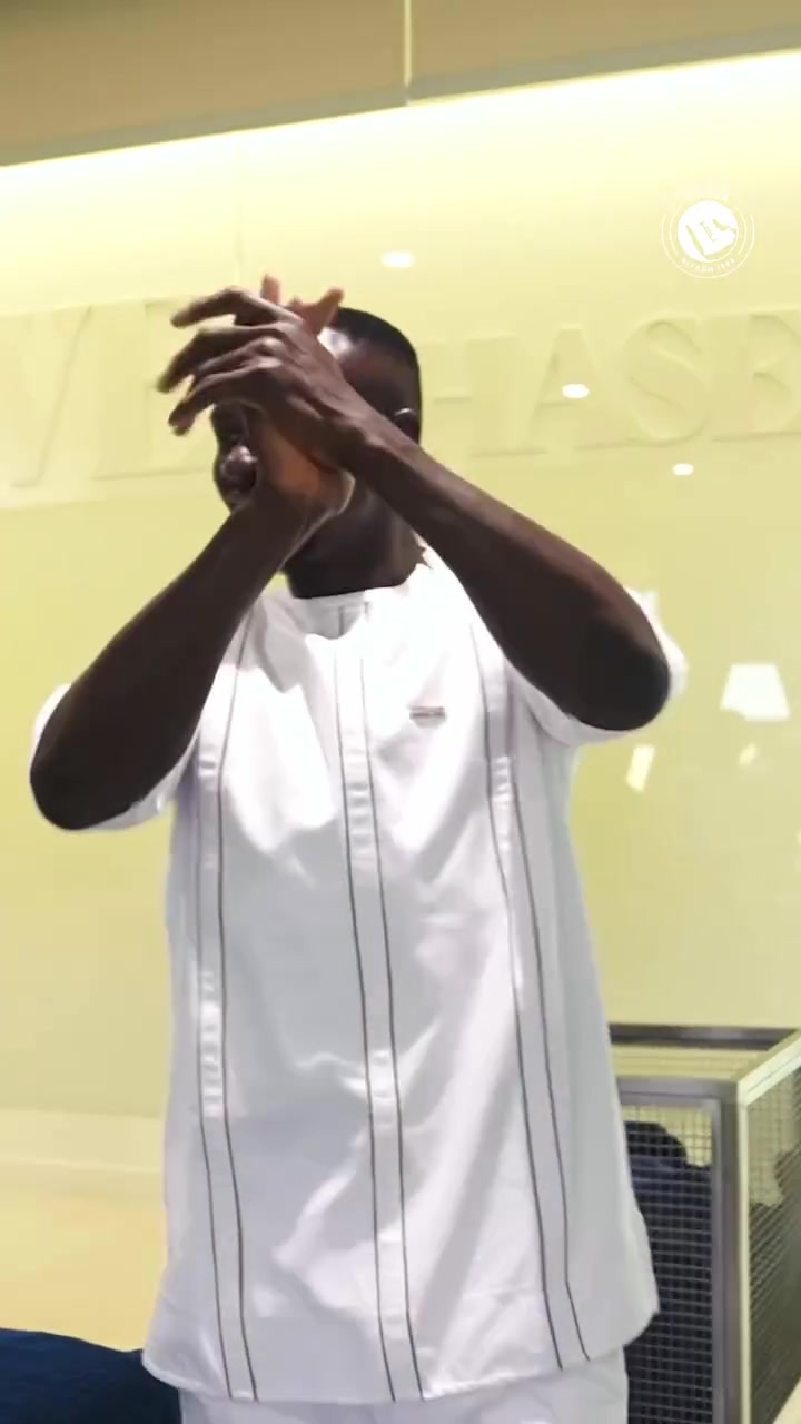 乐鱼体育登录-凯旋！胜利全队庆贺马内非洲杯夺冠，C罗为他切蛋糕+调皮摸头